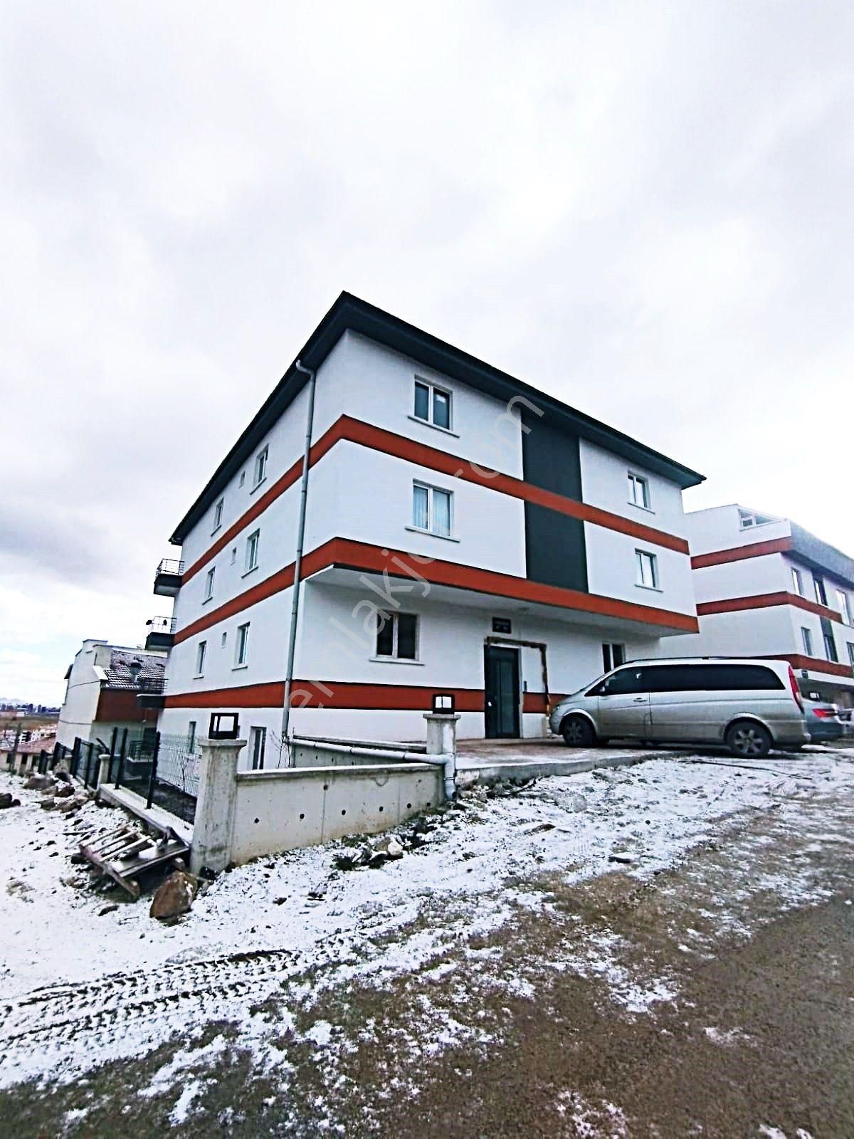 Cihandan Yakacık Da Sıfır Katta Çift Banyolu Satlık 3+1 Daire