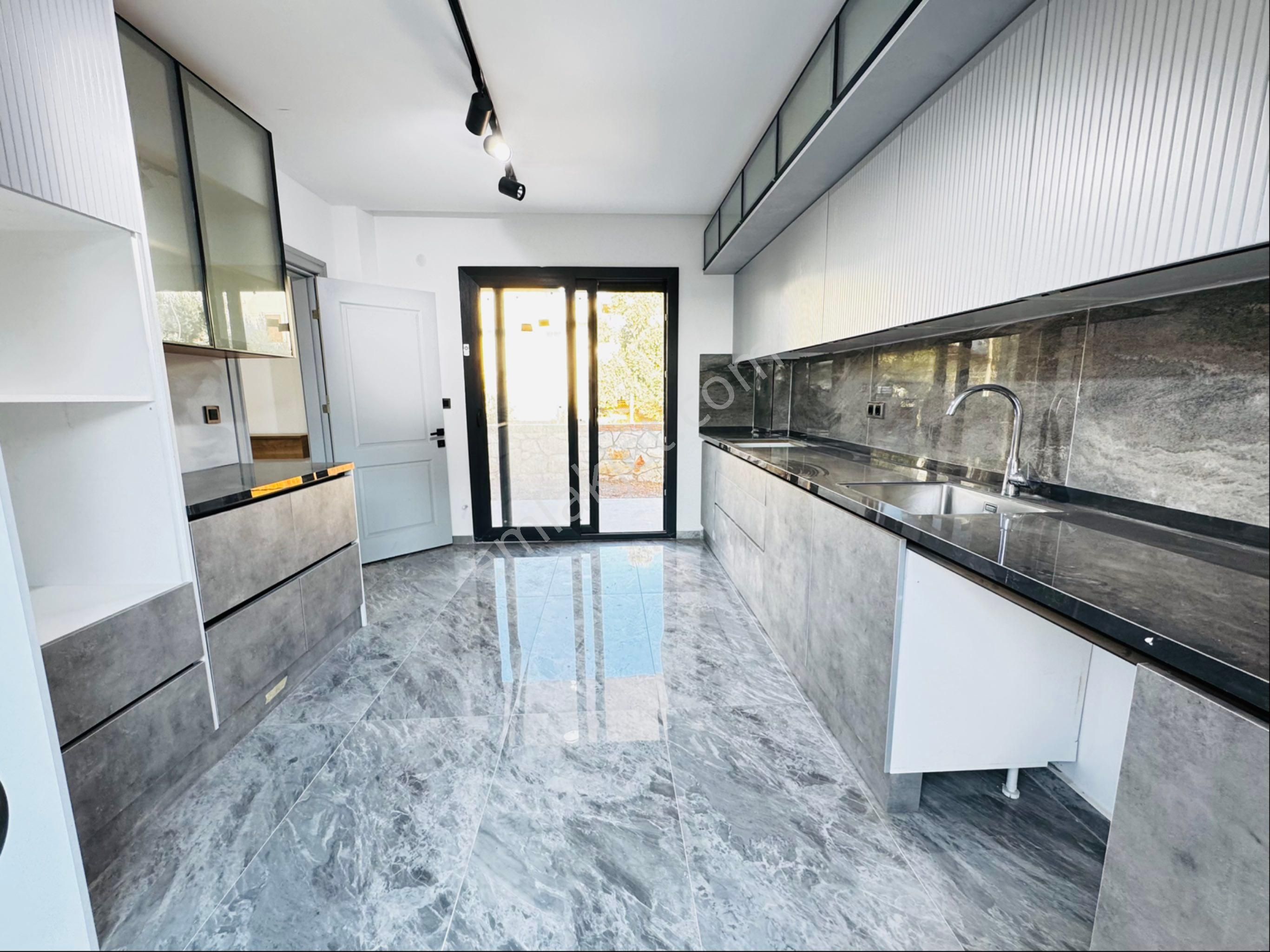 Ak Merkeze Çift Banyolu 3 + 1 Müstakil Havuzu Villa - Görsel 17