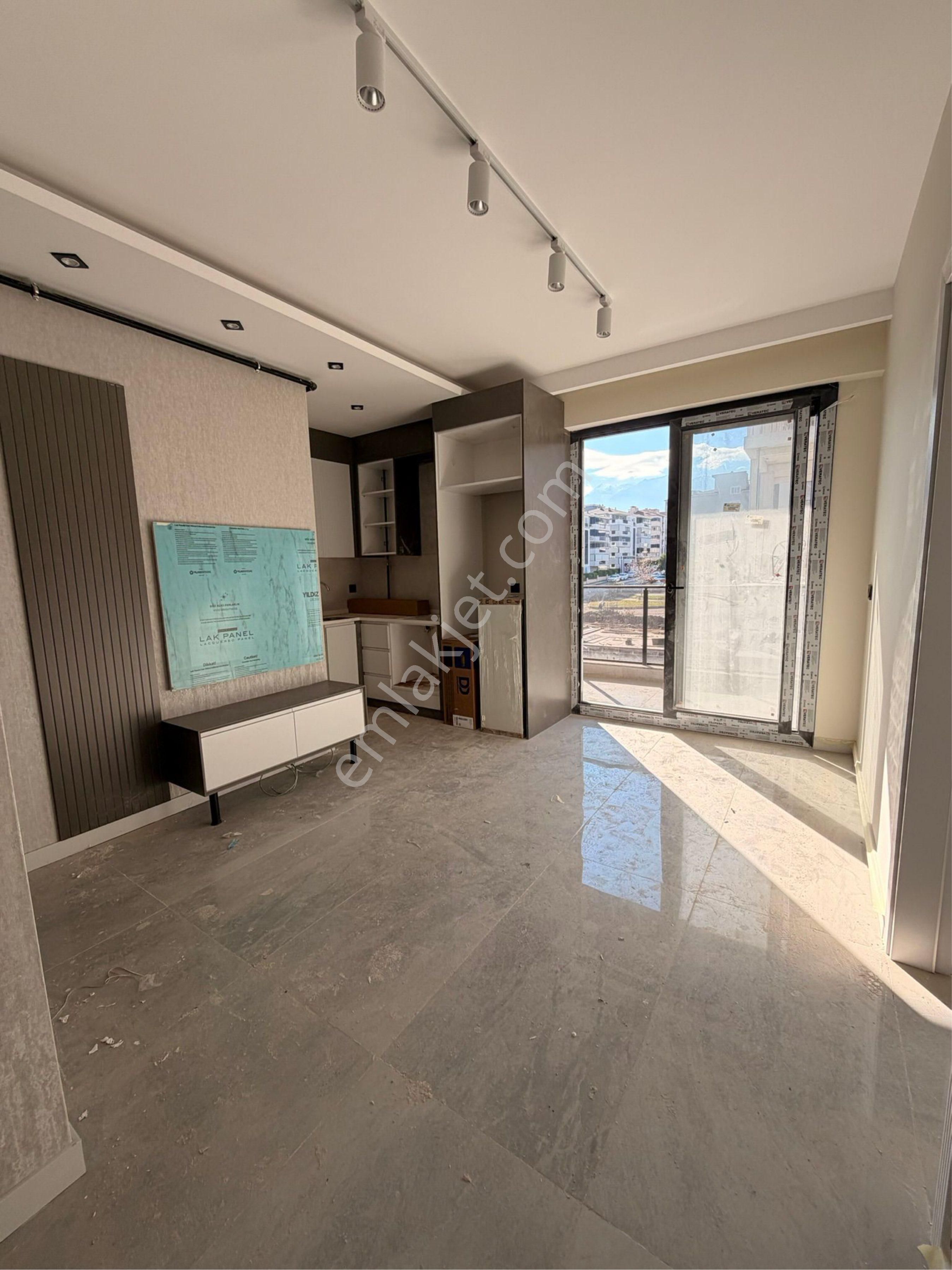 Karahasanlıda Arakat Asansörlü Balkonlu Şehir Hastane Yakını 1+1 Apart Satılık - Görsel 3