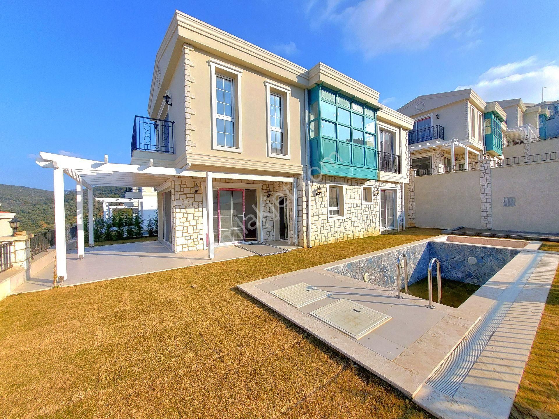 Kuşadası Merkezde Özel Havuzlu Tek Müstakil Bahçeli Sıfır Villa