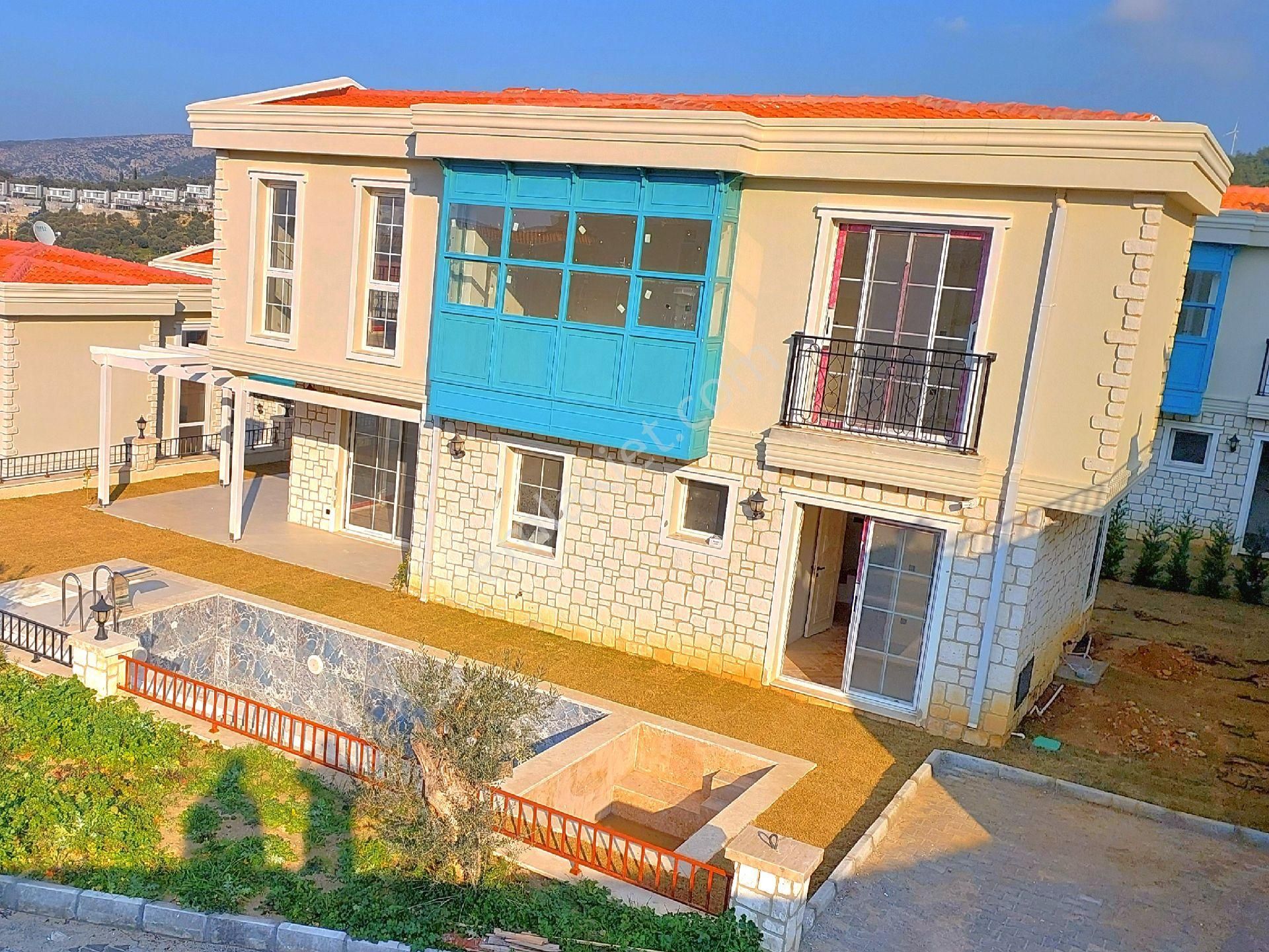 Kuşadası Merkezde Özel Havuzlu Tek Müstakil Bahçeli Sıfır Villa - Görsel 4