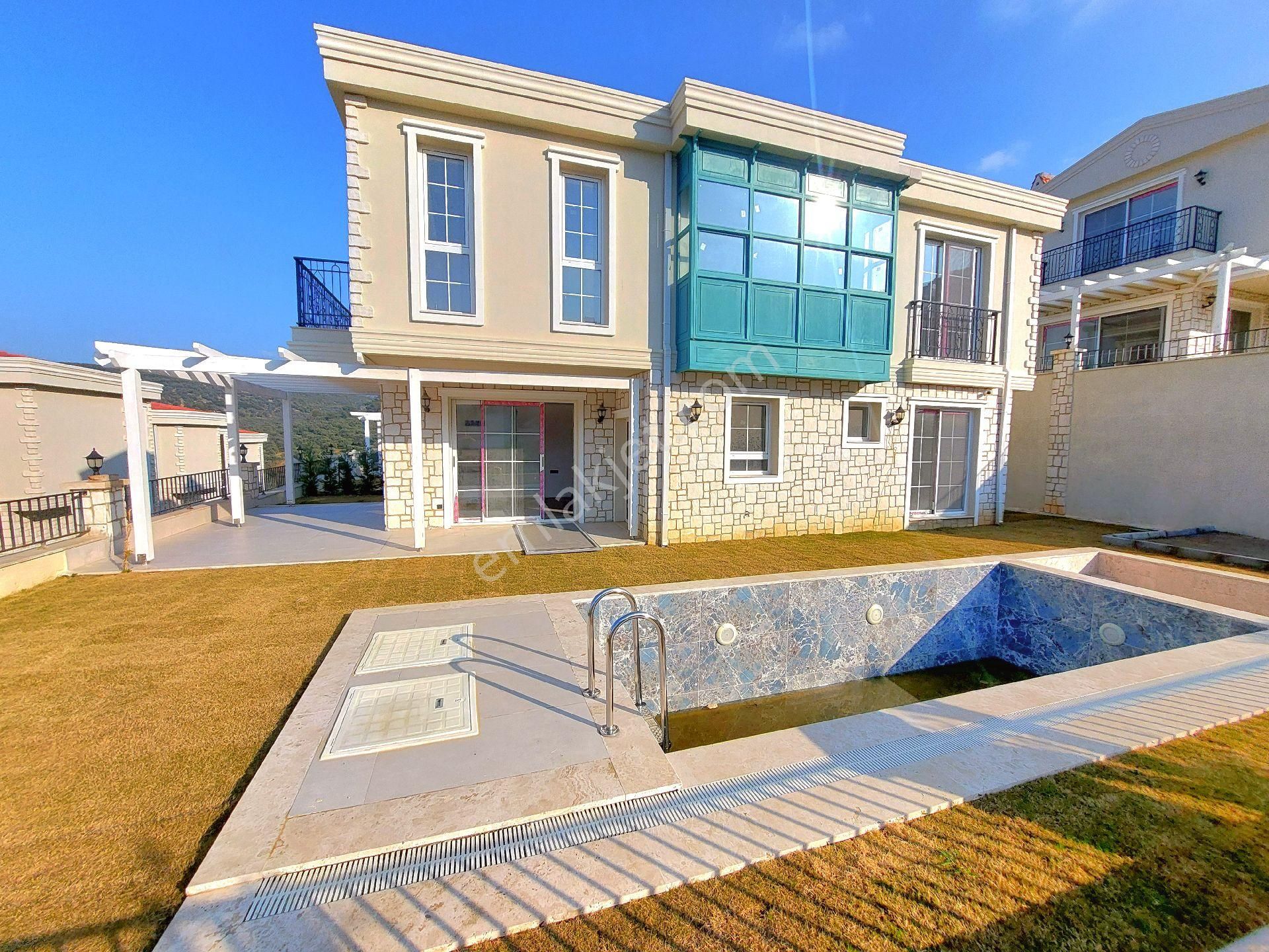 Kuşadası Merkezde Özel Havuzlu Tek Müstakil Bahçeli Sıfır Villa - Görsel 3