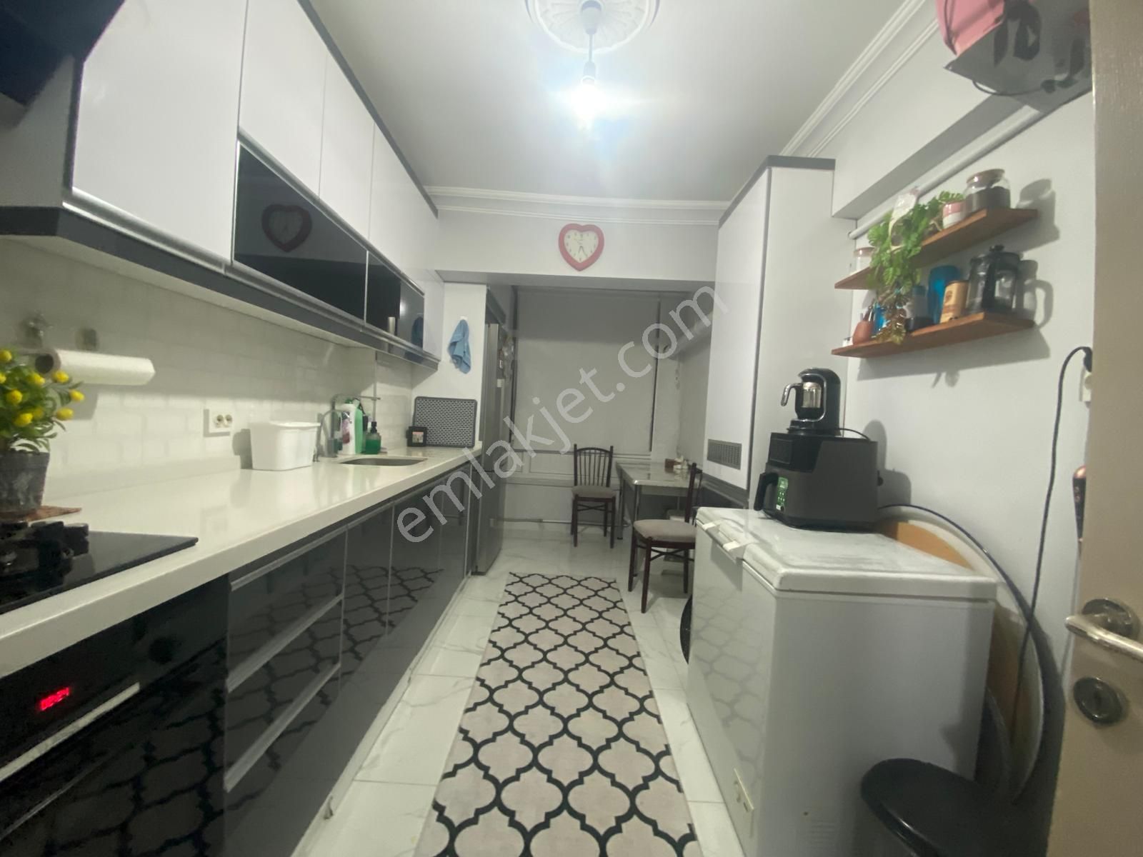 Koza Emlak'tan Akşemsettin Mahalesin'de Cadde Üzerinde Full Yapılı Ara Katta 3+1 Satılık Daire