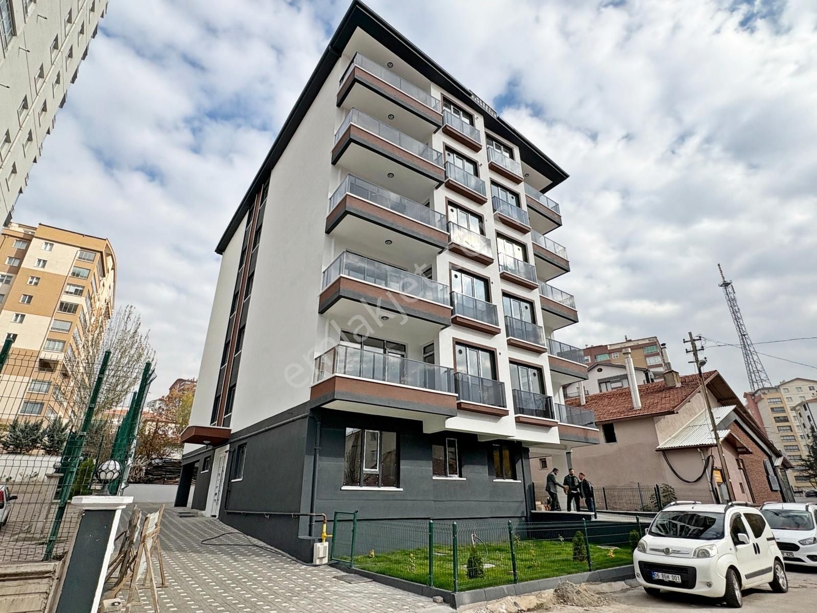 3+1 1.kat Sıfır Karaballı Cad. Paraleli İskanlı Emsalsiz Yapıda