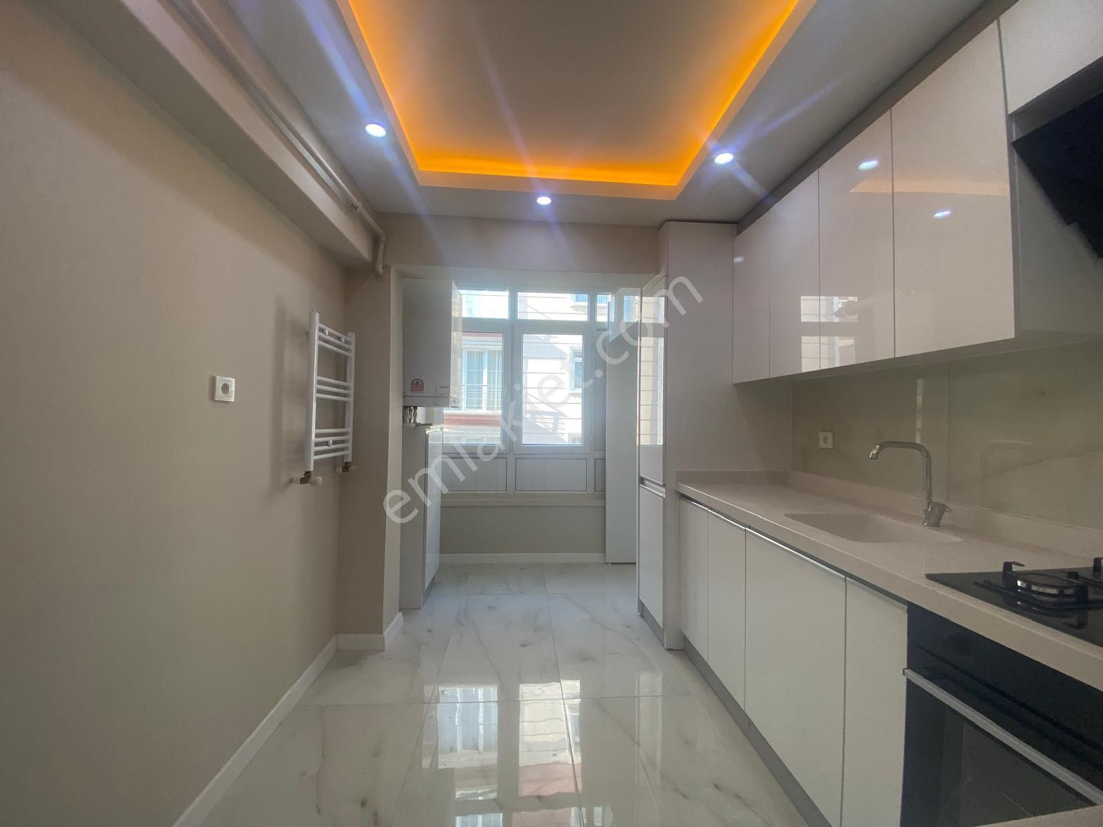 Koza Emlak'tan 30 Ağustos Mahallesin'de Ara Katta Lüks Yapılı Güney Cepheli 3+1 Satılık Daire