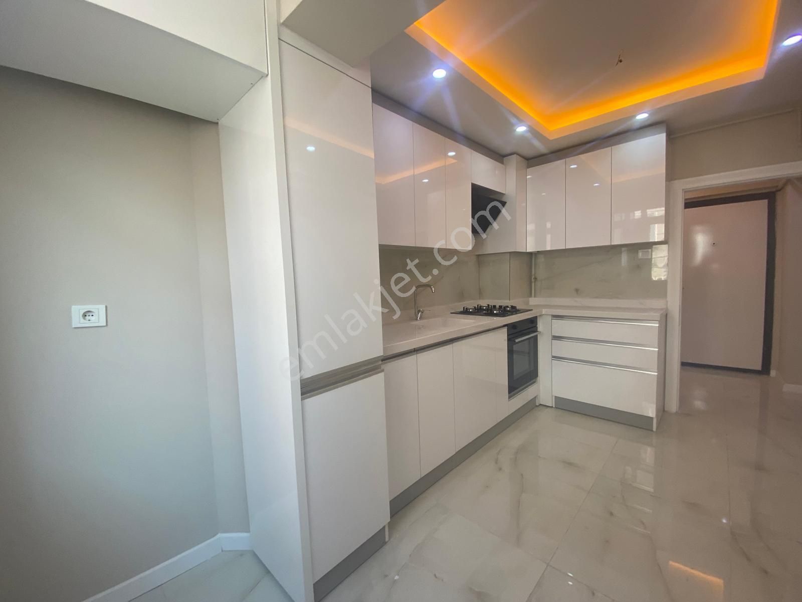 Koza Emlak'tan 30 Ağustos Mahallesin'de Ara Katta Lüks Yapılı Güney Cepheli 3+1 Satılık Daire - Görsel 4