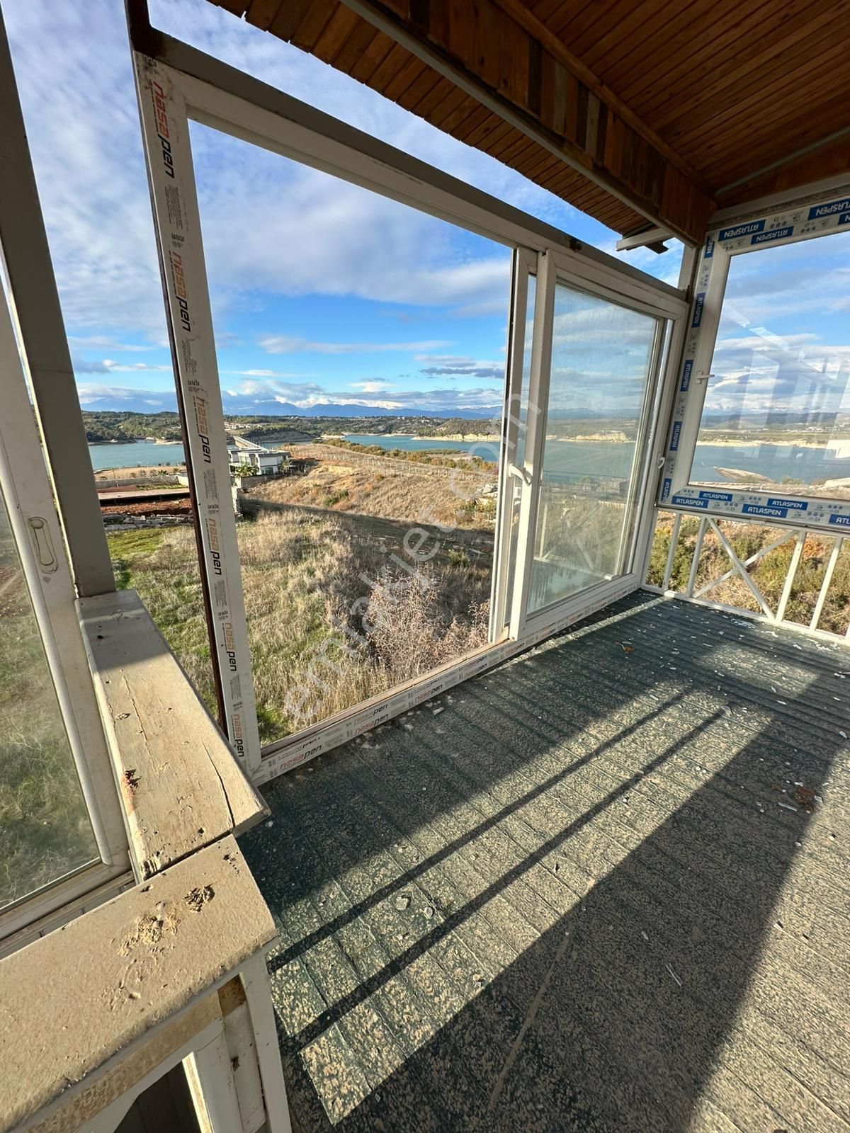 Bayram Hacılıda Satılık İki Tarafıda Göl Manzaralı İki Katlı Yapı - Görsel 4