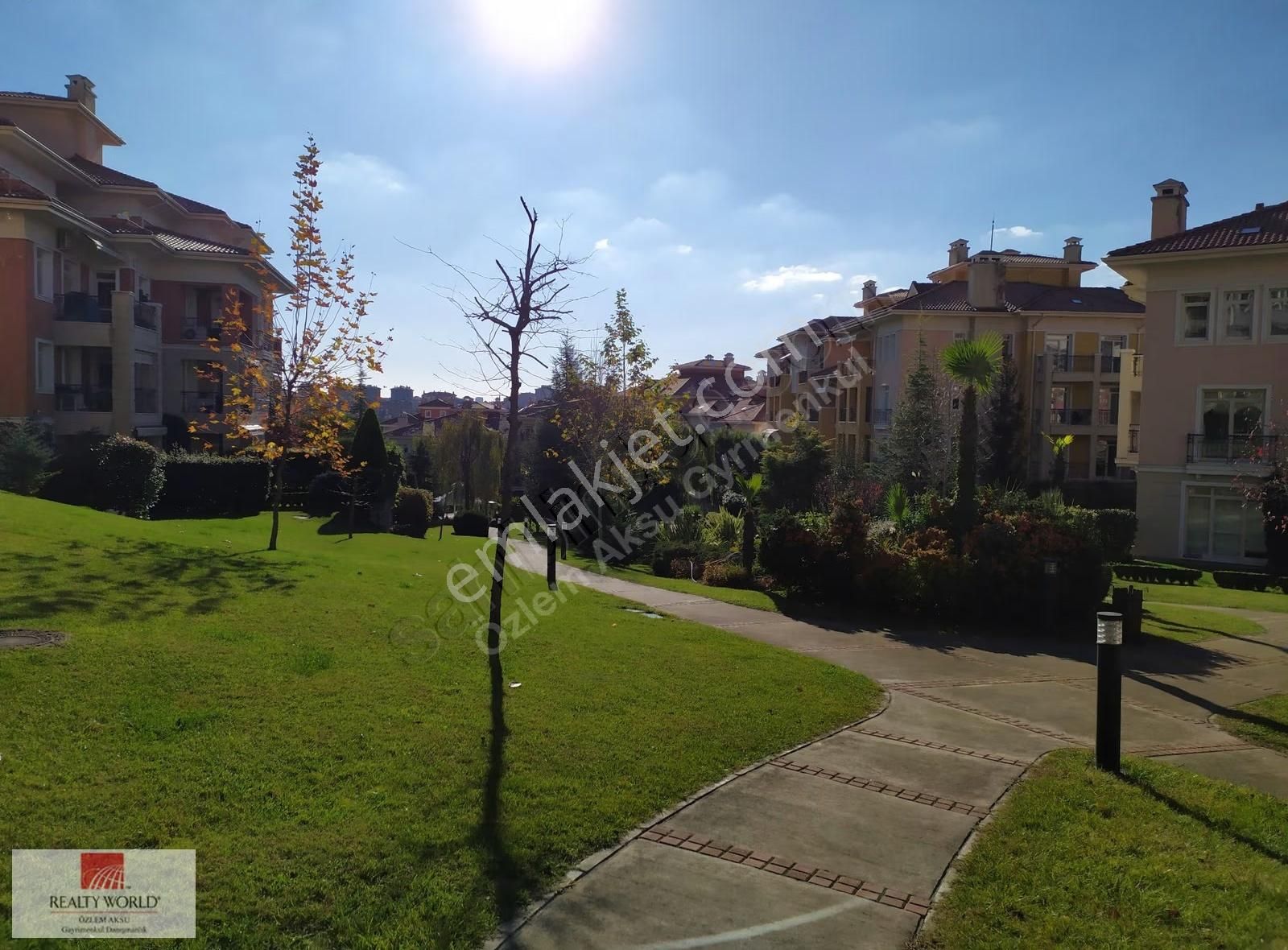 Özlem Aksu..rapsodi Evleri Geniş Bahçeli Satılık 2+1 Köşe Daire