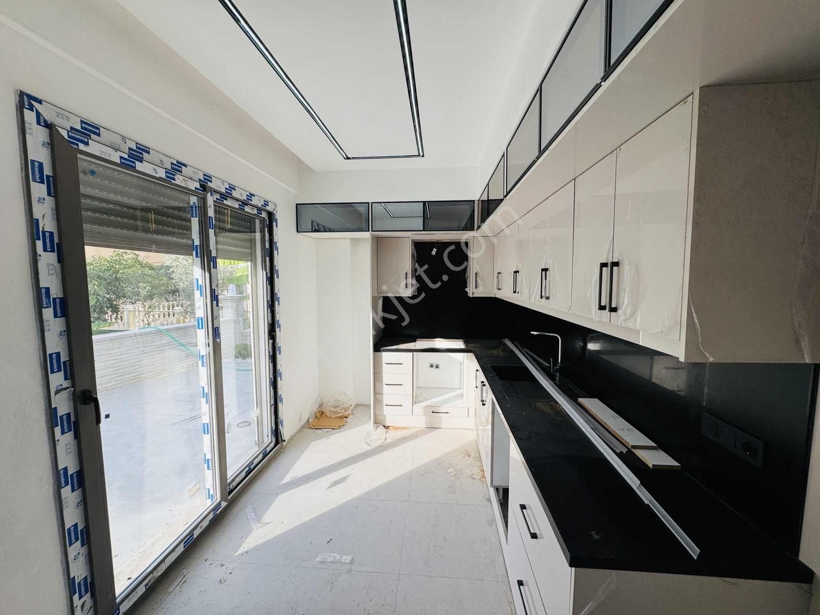 Kuşadası Davutlar'da Denize 500 Mt Müstakil Havuzlu 5+1 Villa - Görsel 23