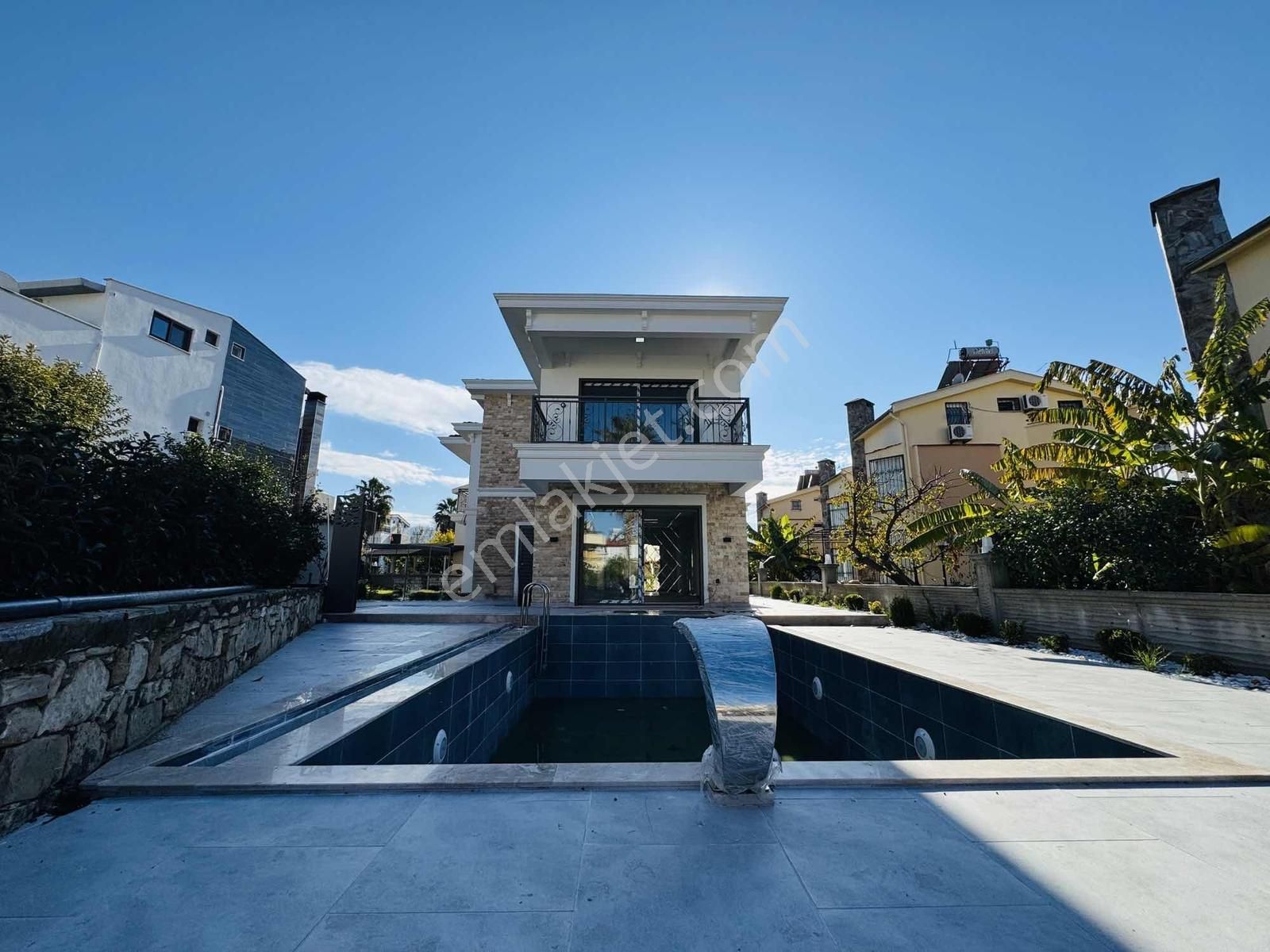 Kuşadası Davutlar'da Denize 500 Mt Müstakil Havuzlu 5+1 Villa