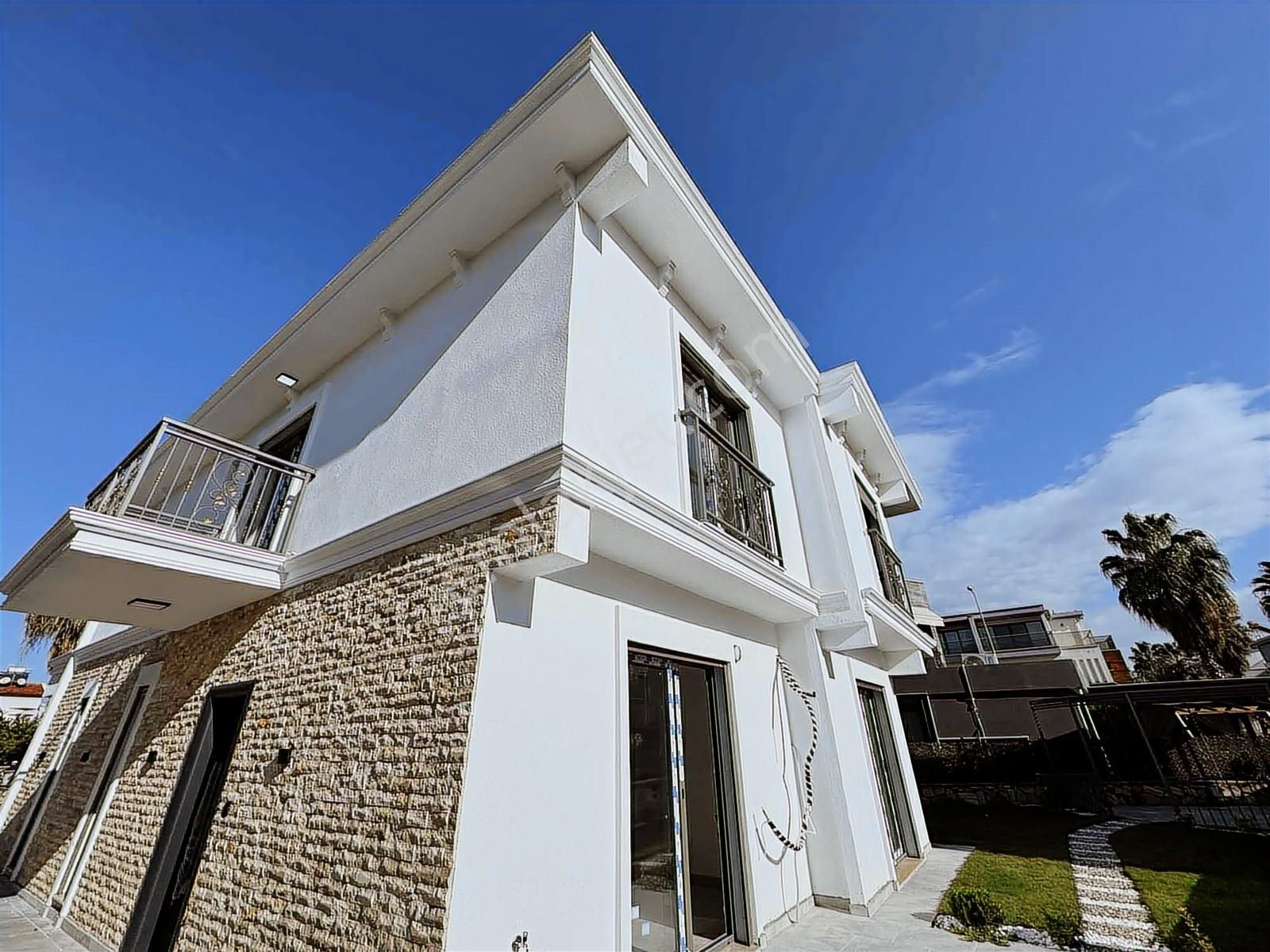 Kuşadası Davutlar'da Denize 500 Mt Müstakil Havuzlu 5+1 Villa - Görsel 18