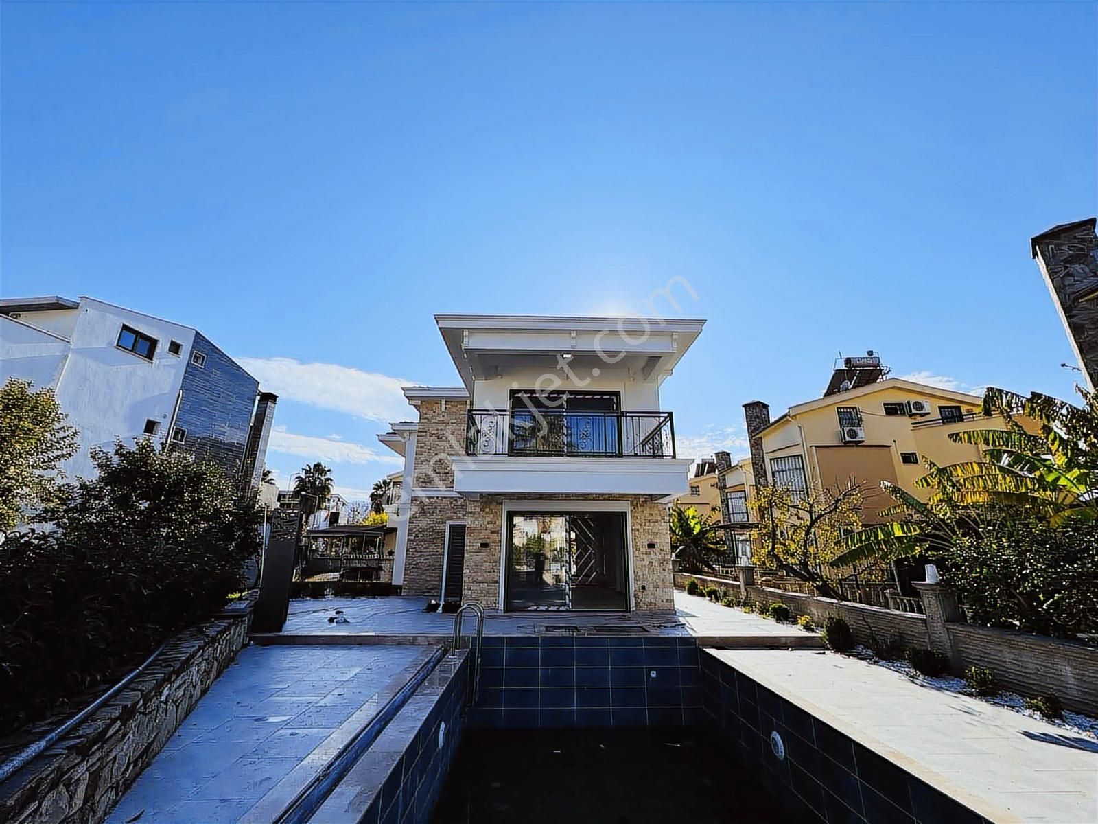 Kuşadası Davutlar'da Denize 500 Mt Müstakil Havuzlu 5+1 Villa - Görsel 17