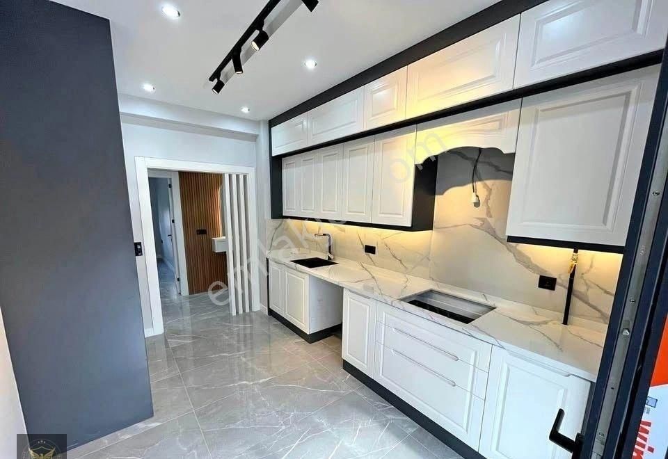 Metrobüse Yürüme Mesafesinde Şık Tasarımlı 3+1 Satılık Daire