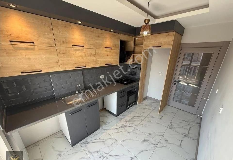 Metrobüse Yürüme Mesafesinde Ultra Lüks 2+1 Fırsat Dairemiz