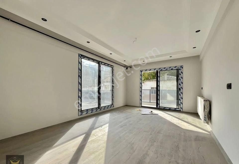 Metrobüse Yürüme Mesafesinde Şık Tasarımlı 2+1 Giriş Kat Daire