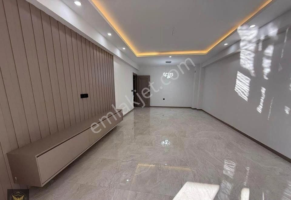 Metrobüse 5'dk Merkezi Konumda Şık Tasarımlı 2+1 Dairemiz...