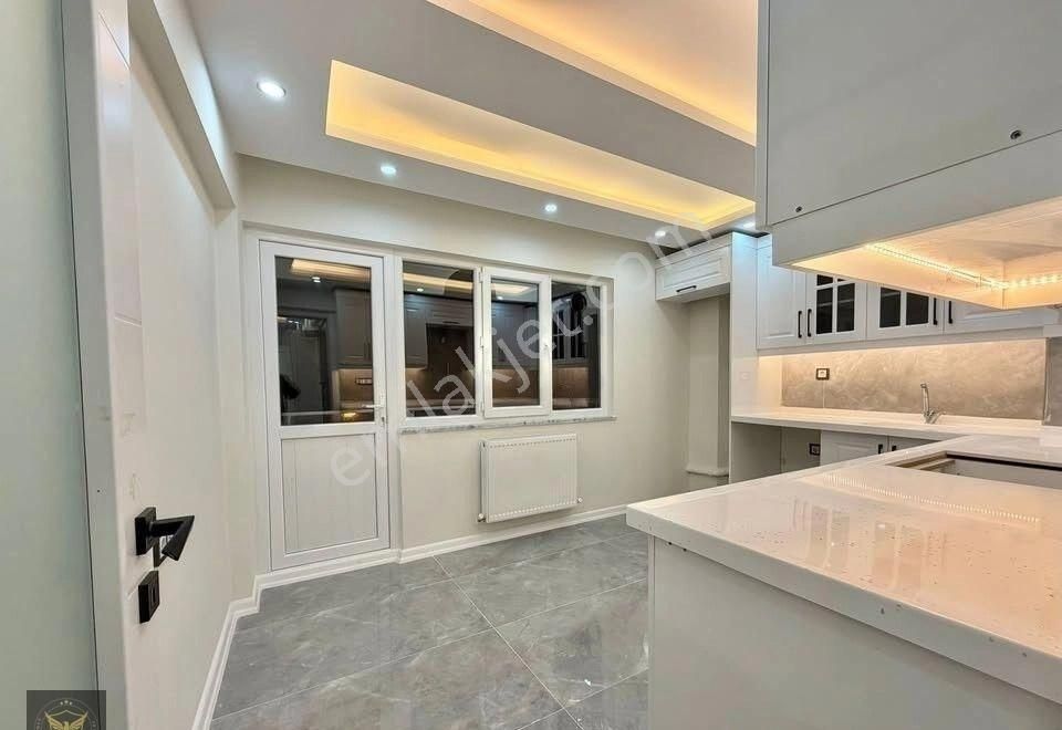 Bölgenin En Geniş M2'li Metrobüse Komşu 2+1 Giriş Kat Dairesi - Görsel 6