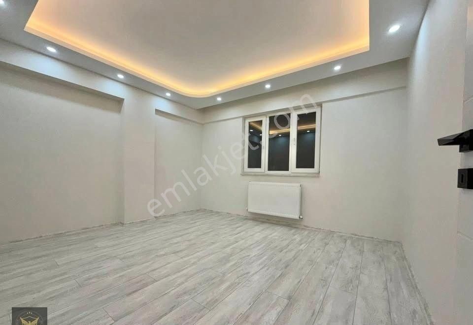 Bölgenin En Geniş M2'li Metrobüse Komşu 2+1 Giriş Kat Dairesi - Görsel 3