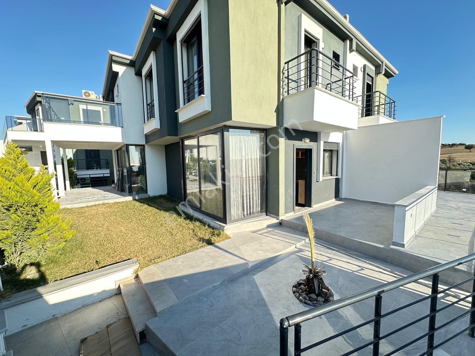 Didim Hisar Mahallesinde Havuzlu Sitede Eşyalı Ebeveyn Banyolu 3+1 Villa