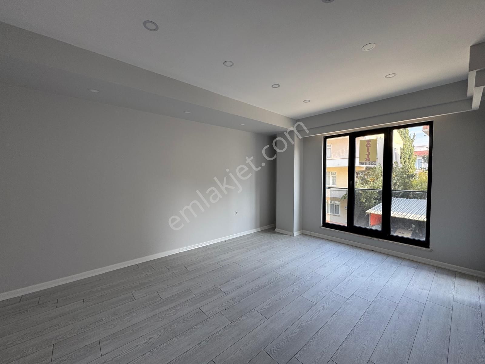 Çınarlı Mahallesinde Şehirle İç İçe Lokasyonda 2+1 Daire - Görsel 2