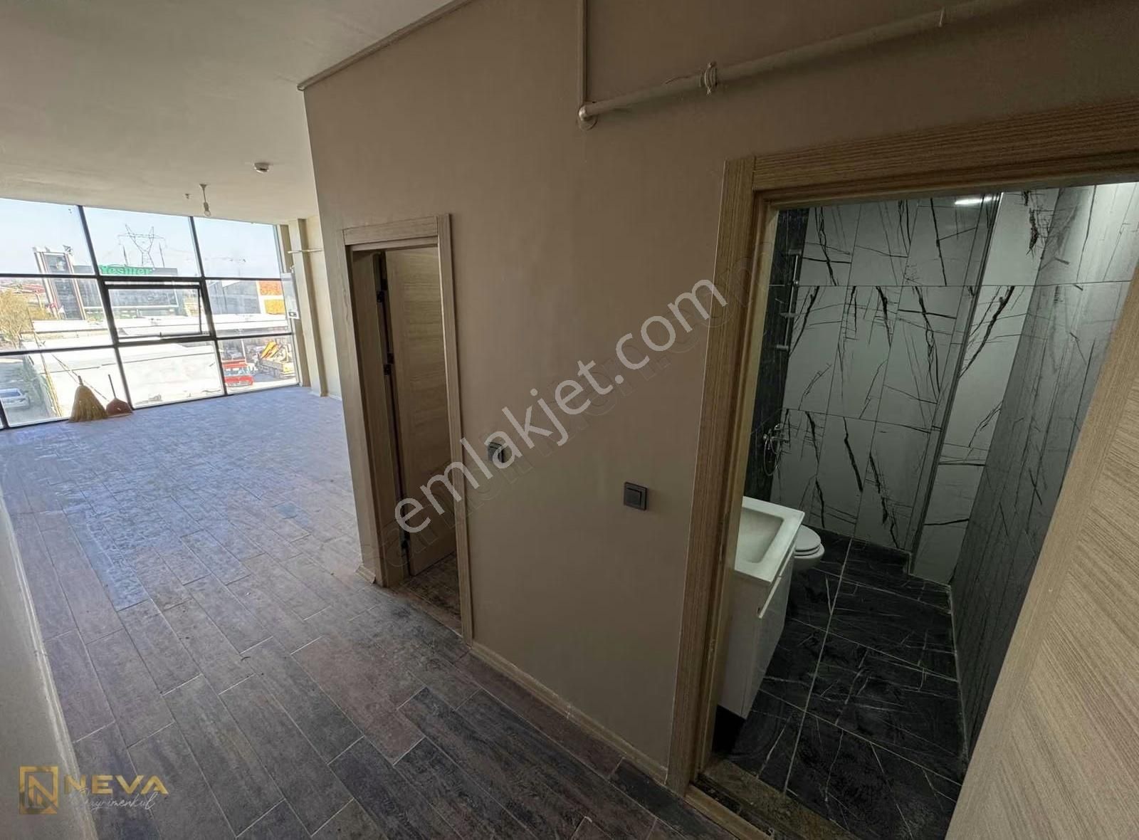 Erenler Mahallesinde Satılık Ön Cephe , Köşe 1+0 58 M2 Ofis - Görsel 11