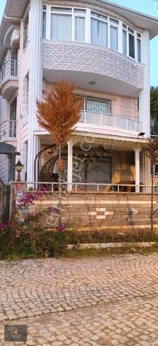 Altınoluk'ta 4+1 Satılık Müstakil Villa
