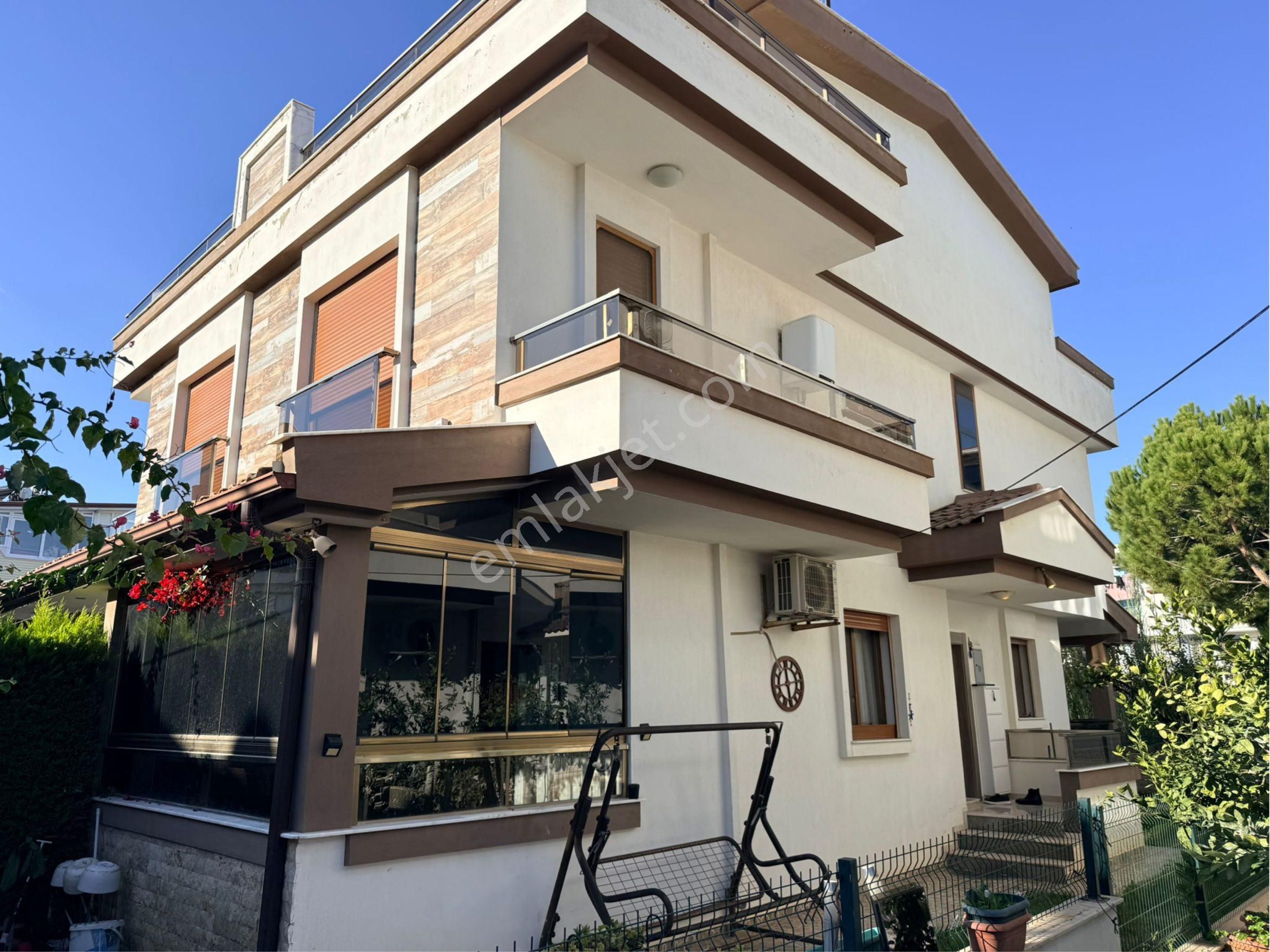 Gümüldürde Denize 100mt Geniş Bahçeli Ve Otoparklı 3+1 Villa