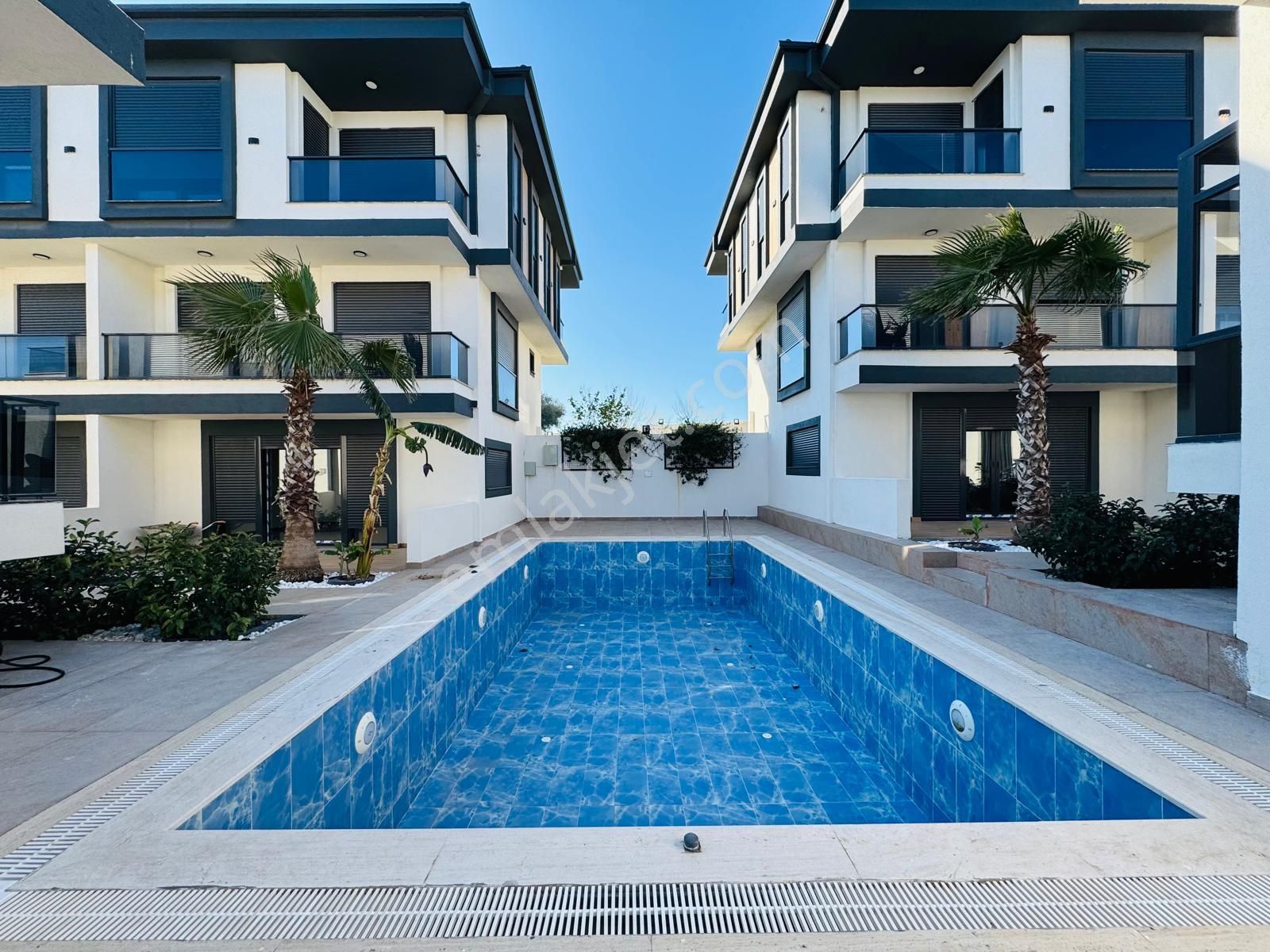 Didimde Satılık Havuzlu Ful Eşyalı İki Tane Bahçeli Lüks Villa