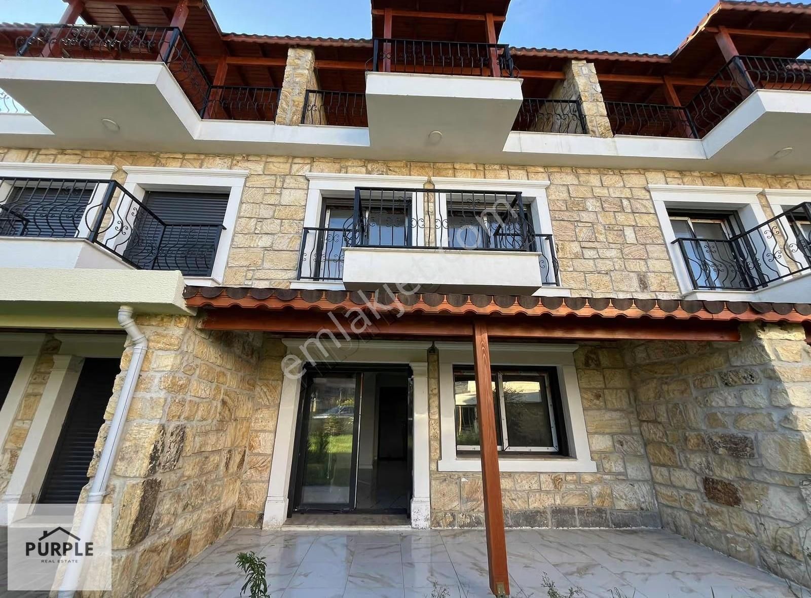 Yenifoça Merkezi Konum 4+1 Satılık Tripleks Villa