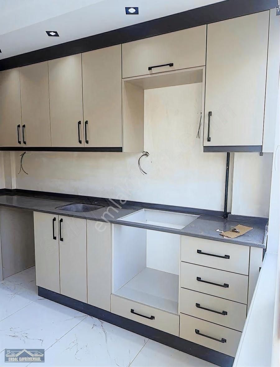 Sırakapılarda İçi Komple Yenilenmiş 3+1 Daire - Görsel 3