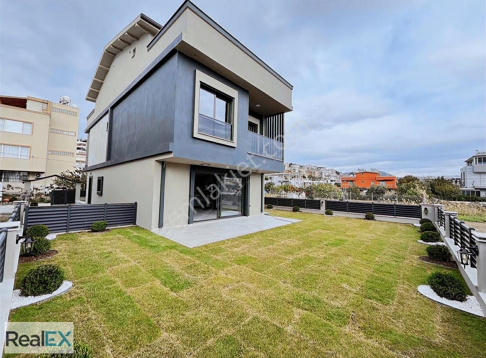 Denize 400 M Uzaklıkta Ultra Lüx Geniş Bahçeli Villa(realex)