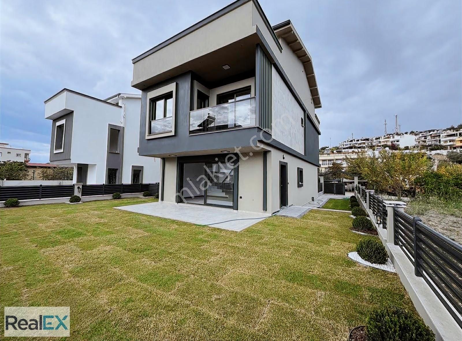 Denize 400 M Uzaklıkta Ultra Lüx Geniş Bahçeli Villa(realex) - Görsel 12