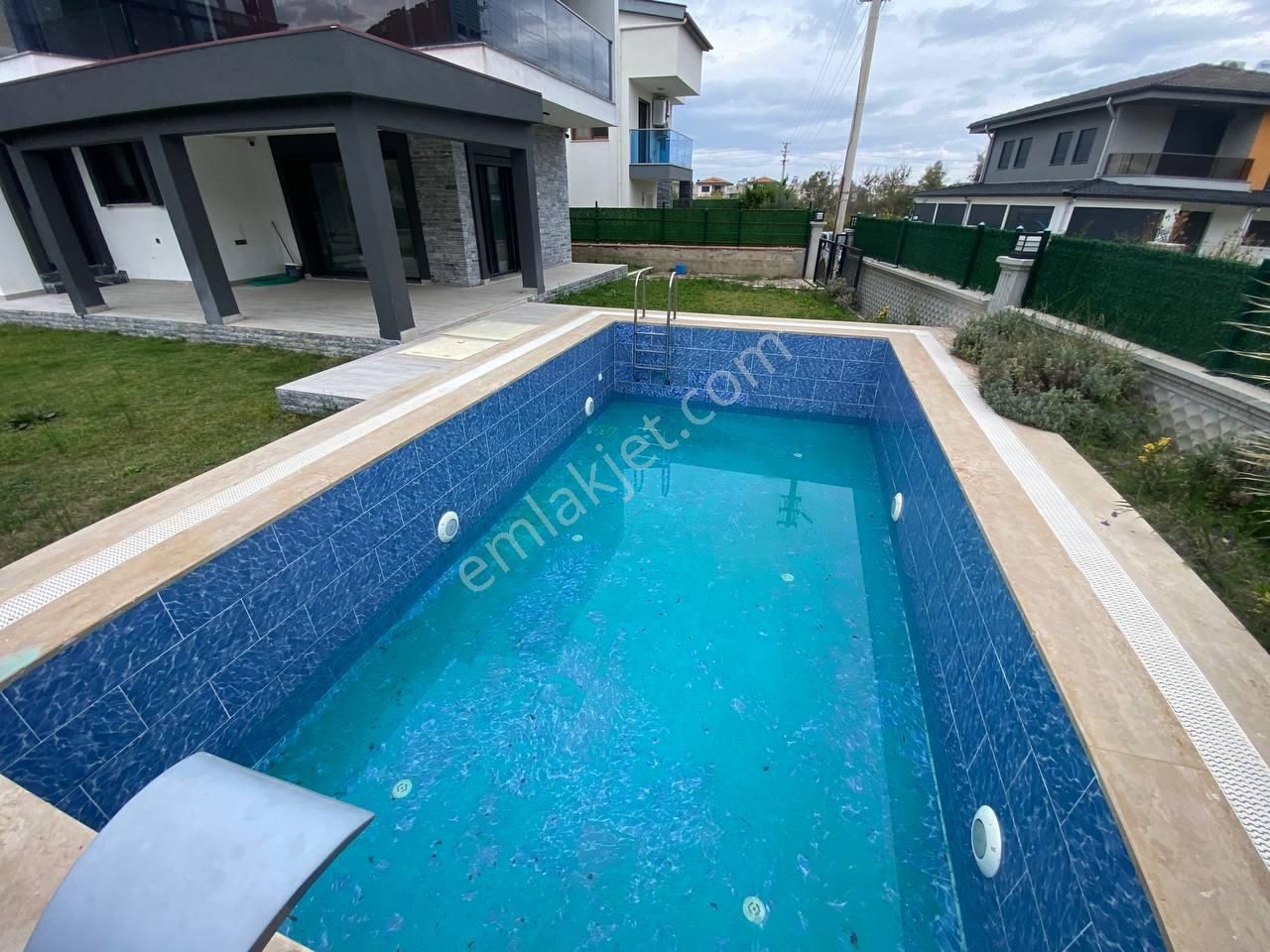 Güzelçamlı'da Özel Havuzlu Geniş Bahçeli Büyük Villa - Görsel 3