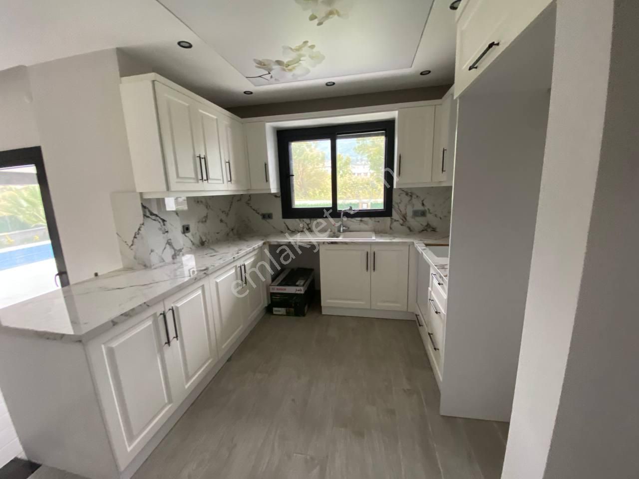 Güzelçamlı'da Özel Havuzlu Geniş Bahçeli Büyük Villa - Görsel 22