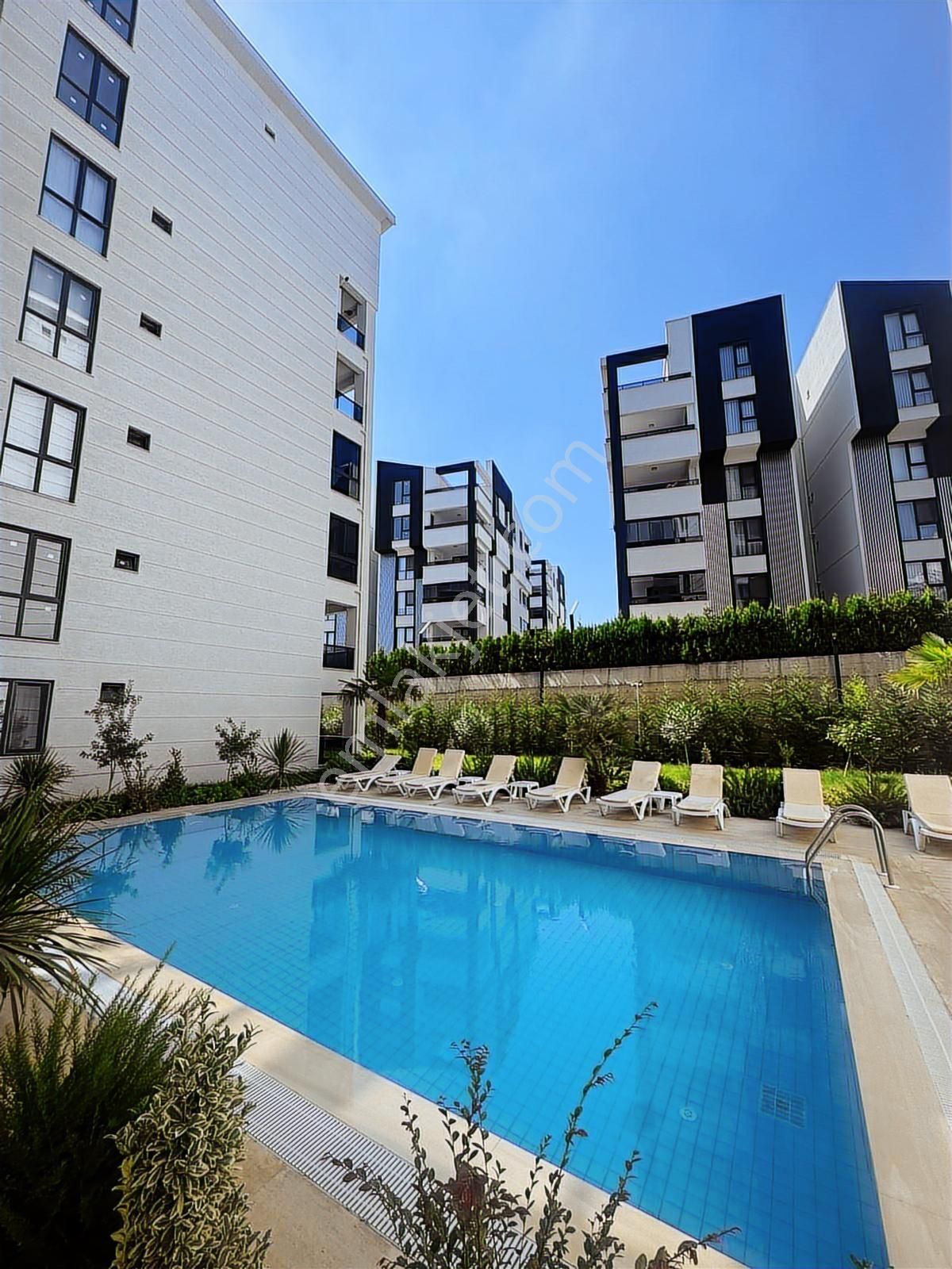 Havuzlu - Kapalı Otoparklı Sitede (sıfır) 2+1 Daire