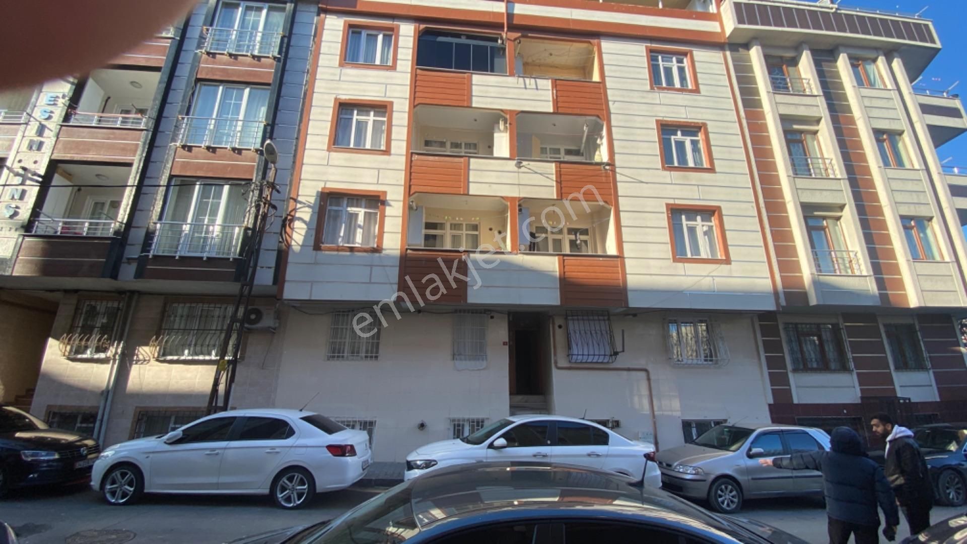 Mollateamemlak Sultangazi Yunus Emre Mahallesi’nde Merkezi Konumda 2+1 Satılık Daire