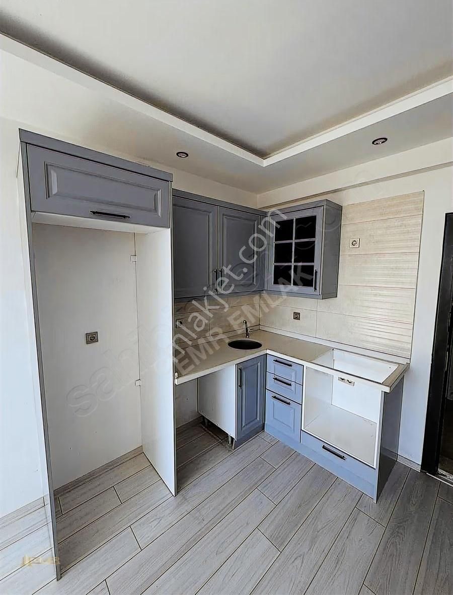 Emr'den Çarkıpare'de 1+1 Caddeye 2.parsel Lüks Satılık Daire