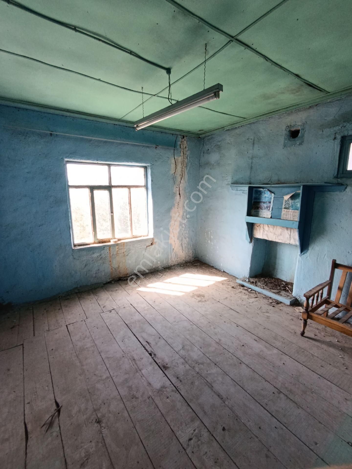 Bergama Ferizler Köyünde Satılık 452 M2 Müstakil Ev Arsa