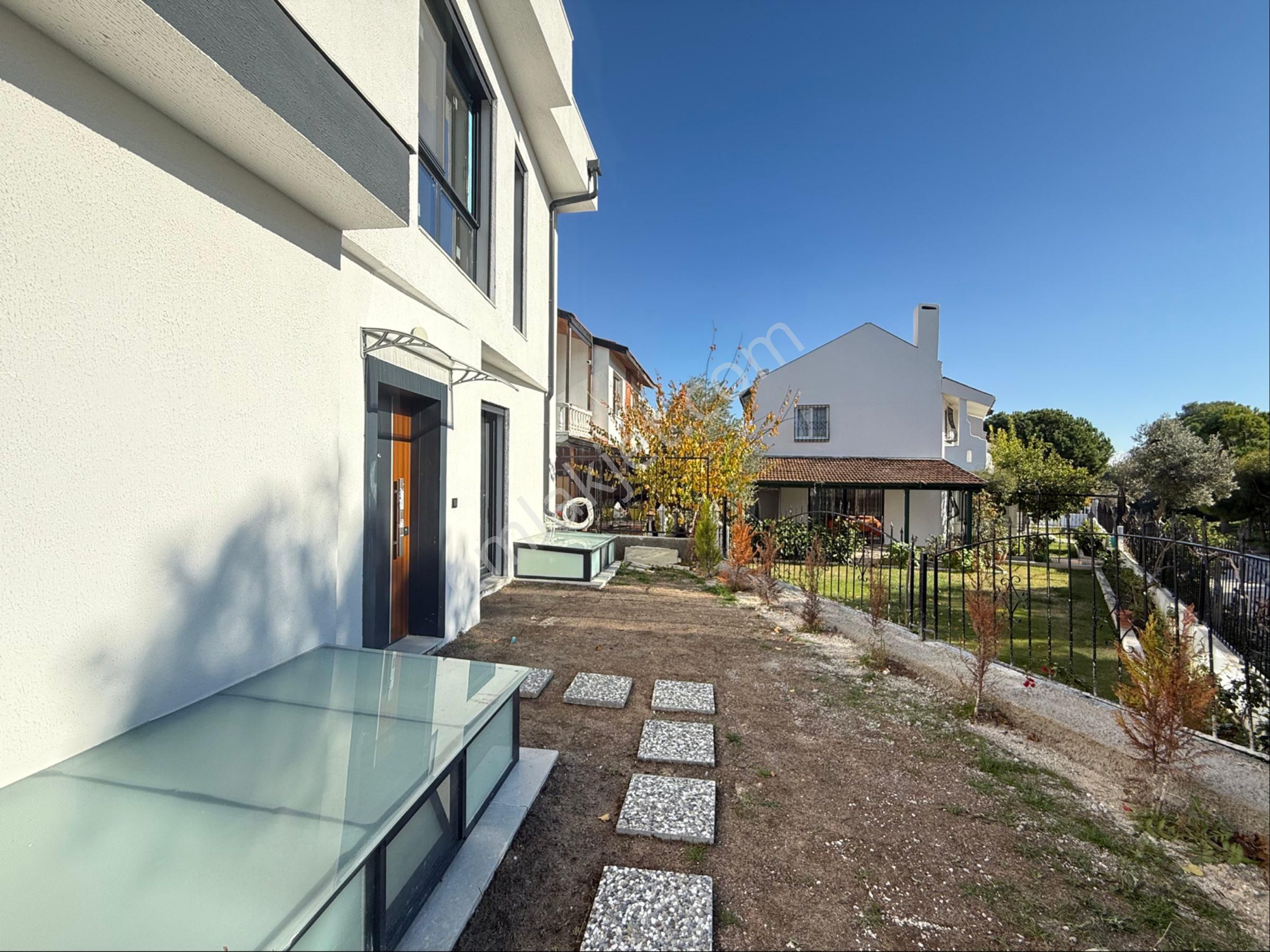 Alya Gayrimenkul Ilıcada Denize Yürüme Mesafesinde Viila - Görsel 2