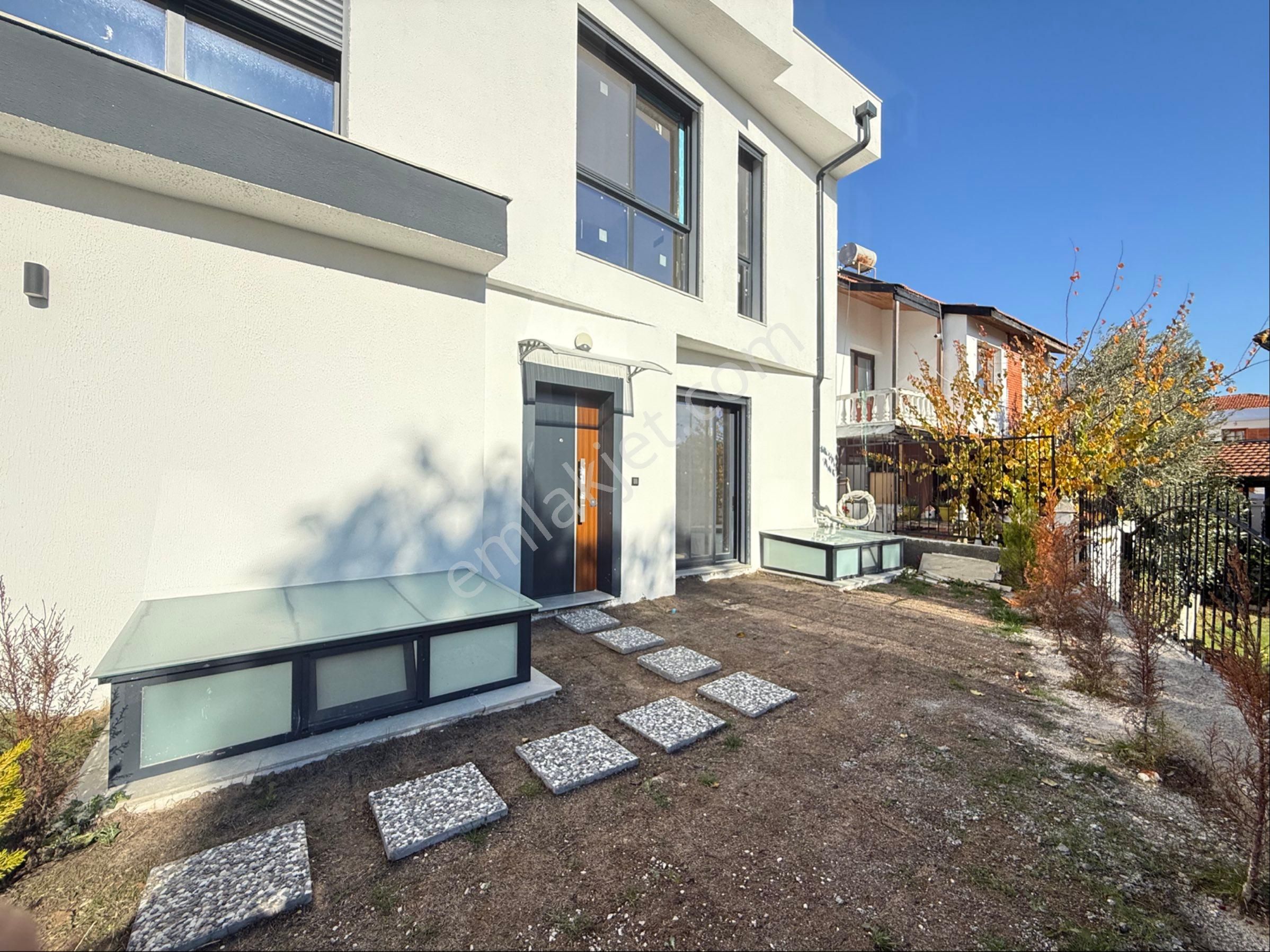 Alya Gayrimenkul Ilıcada Denize Yürüme Mesafesinde Viila - Görsel 3