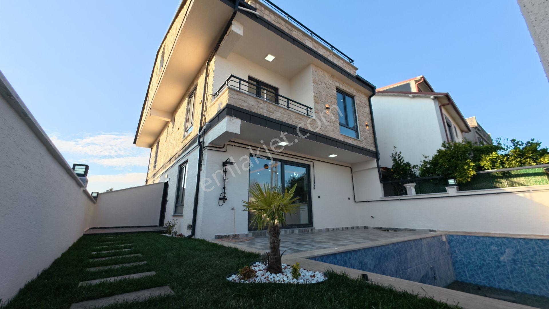 Kocaali'de Üst Düzey Yaşamın Gerçek Tanımı Havuzlu 4+1 Villa
