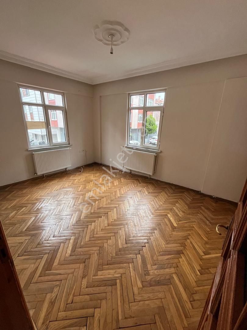 Ümraniye Ihlamurkuyu Metro Yürüme Mesafesi 1.kat 2+1 Yabancı Ya Verilir