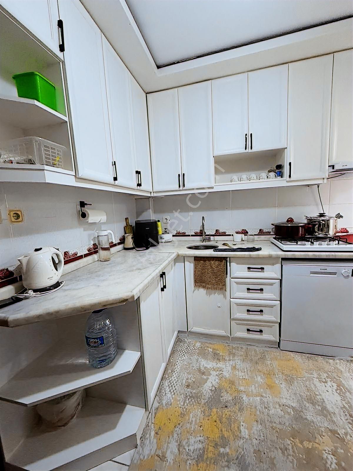 Güneşlide Merkezi Konum Güvenlikli Sitede 3+1 Fırsat Geniş Daire