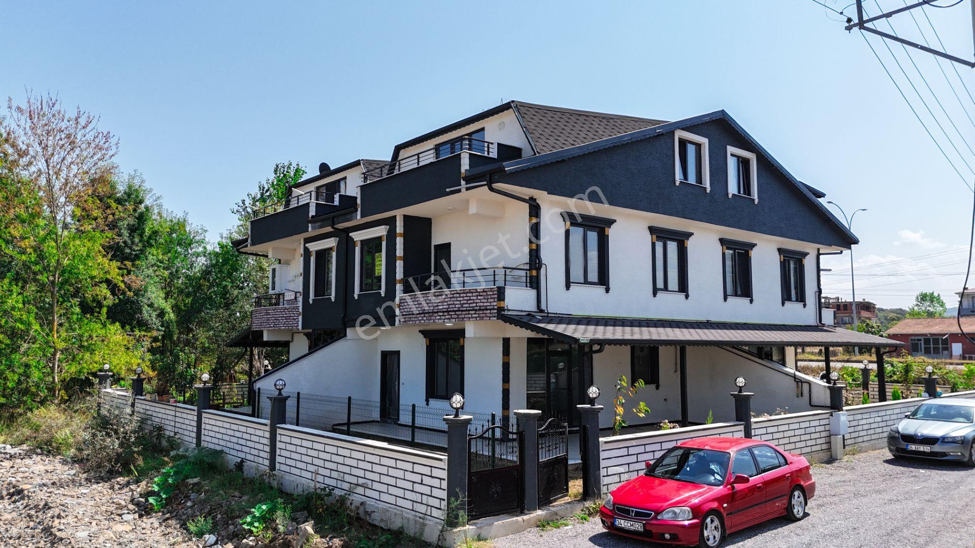 Kocaali'de Rahat Ve Güvenli Yaşam Sunan 5+1 Villa