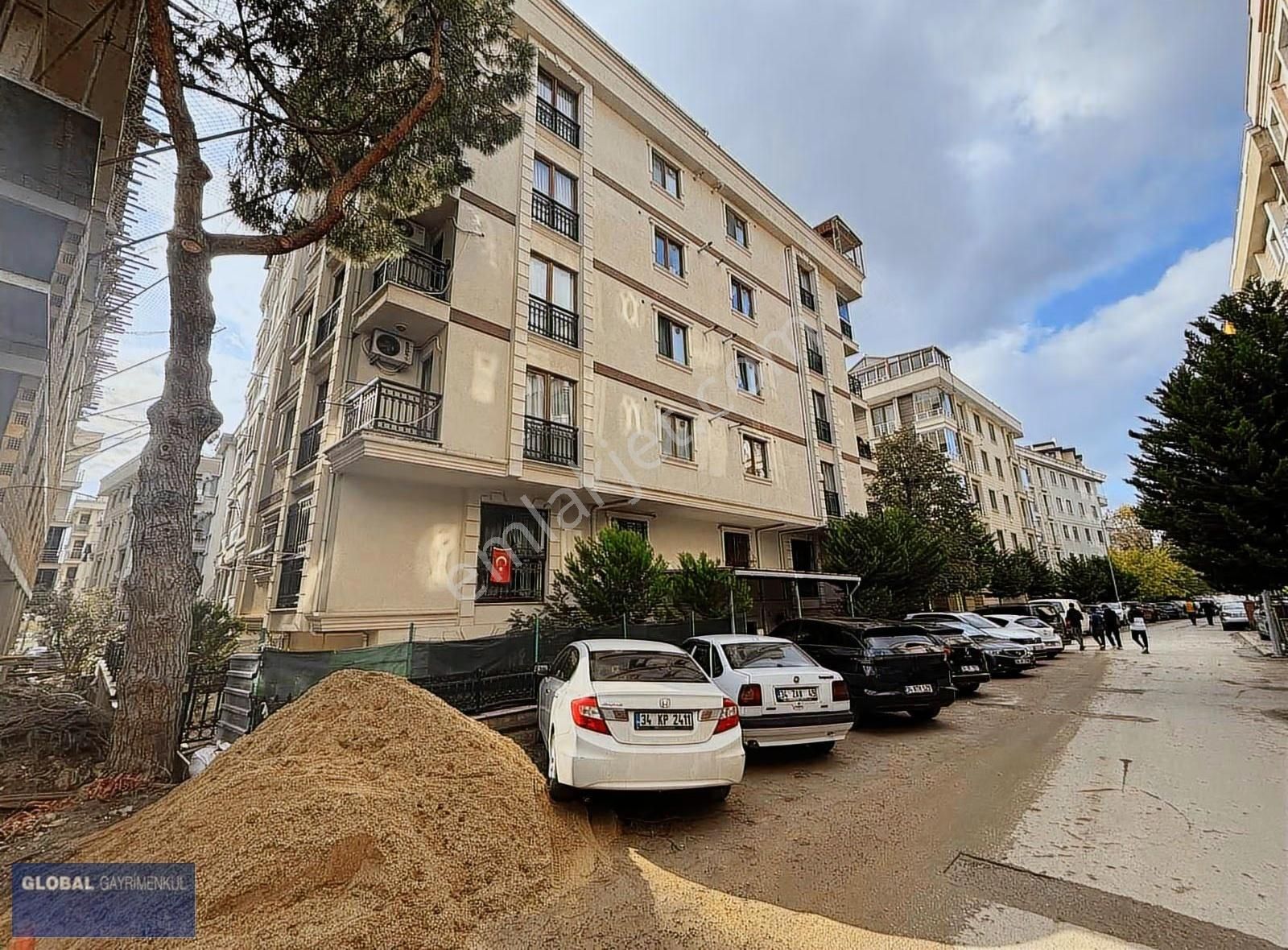 Globalden,sahilde,güzel Lokasyonda,ara Kat,uygun Fiyatlı Daire