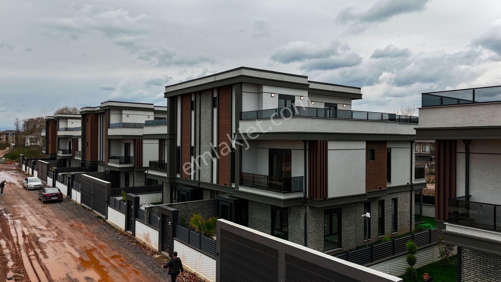 Karasu'da Geniş Aileler İçin İdeal Teraslı 5+1 Villa