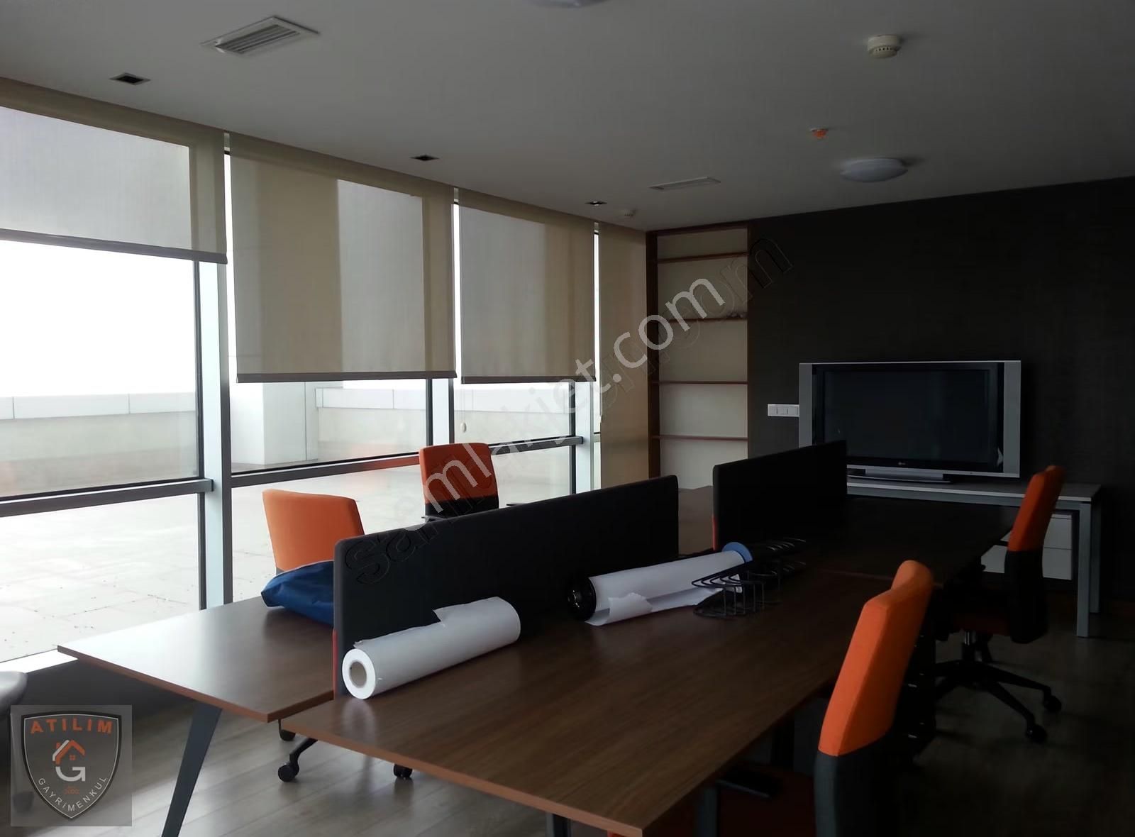 Skyport Residence'da Üstü Kapalı Teraslı Deniz Manzaralı Ofis