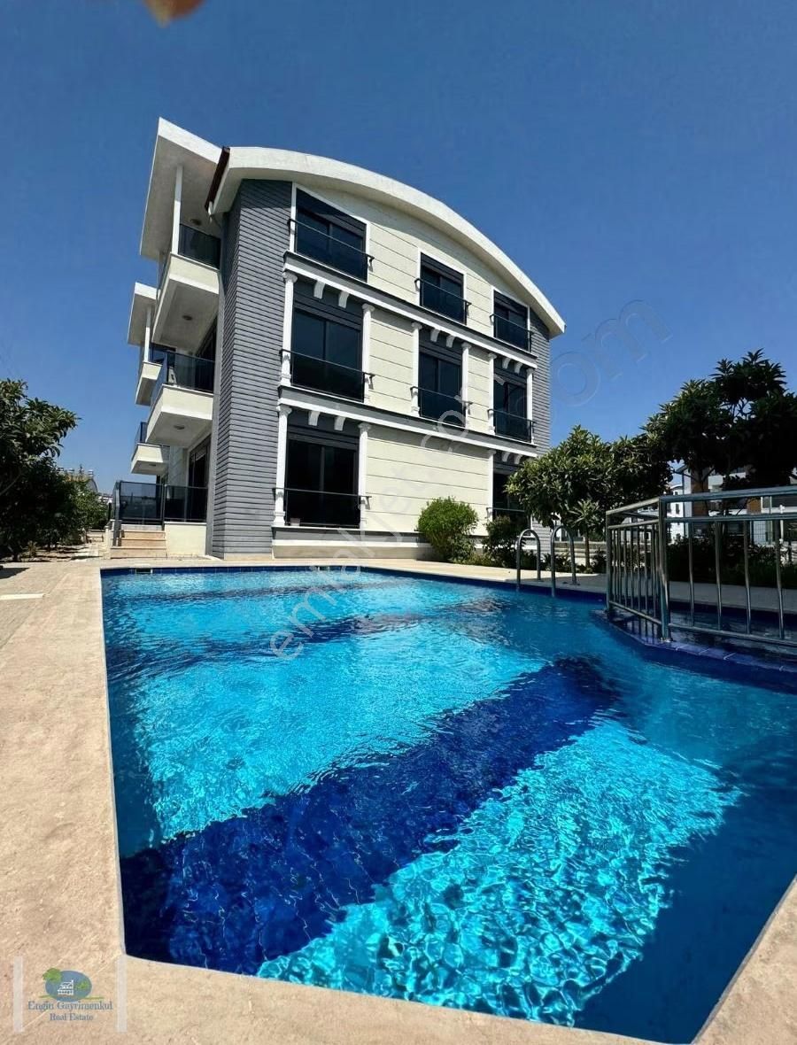 Ilıca'da Tripleks 6+1 Havuzlu Villa