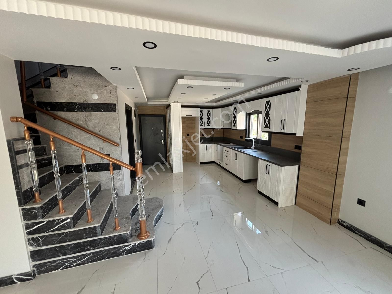 Ayvalık Altınovada Denize Yürüme Mesafesinde 3+1 Villa - Görsel 11
