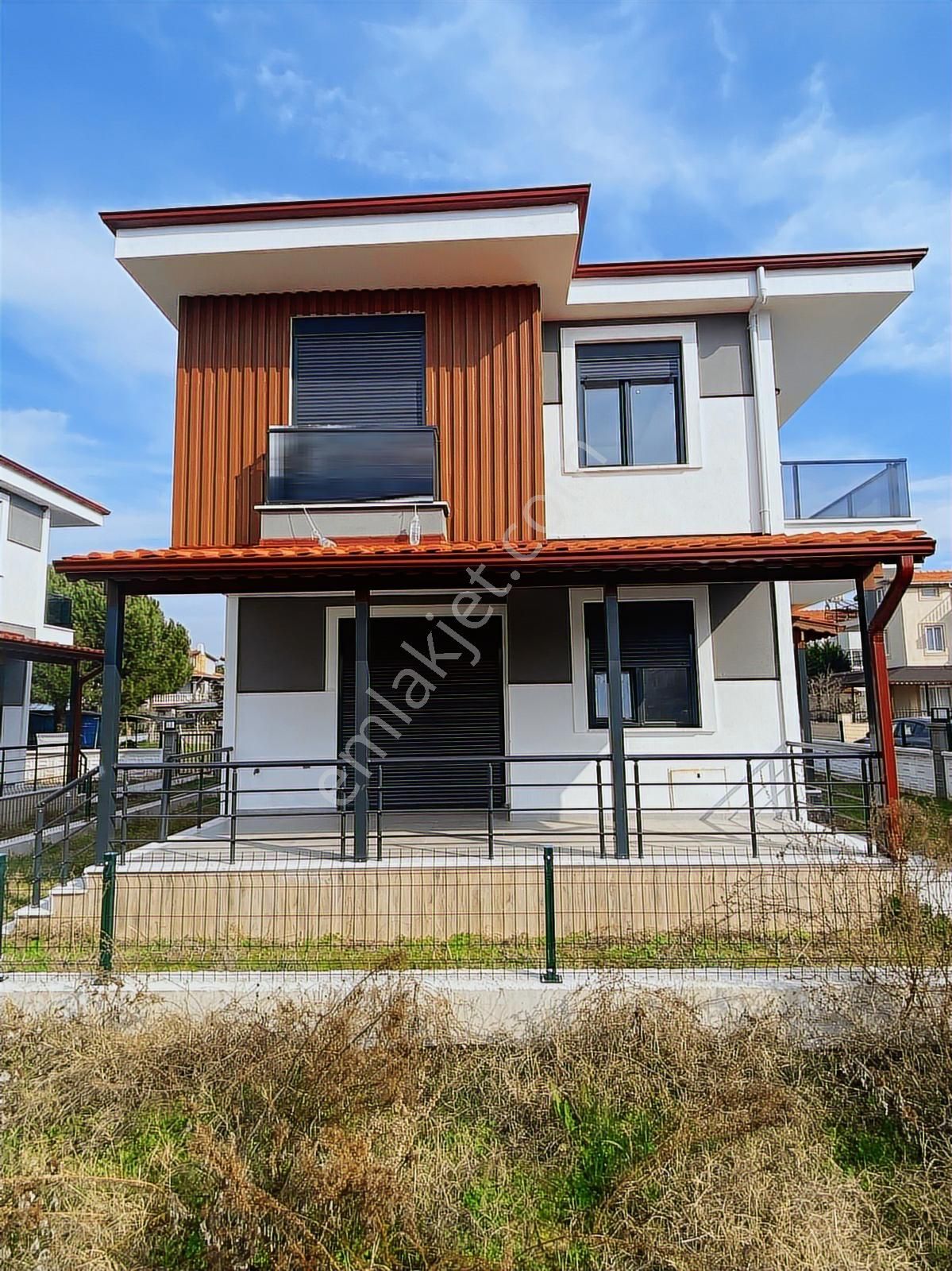 Rw Nefes'ten Altınova'da Plaja 150 Metre Mesafede 3+1 Köşe Villa - Görsel 13